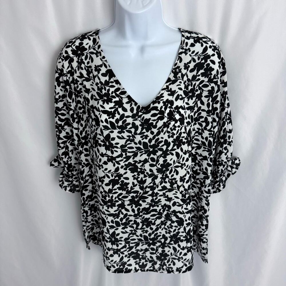 NWT Well Worn Floral Top Size Medium
